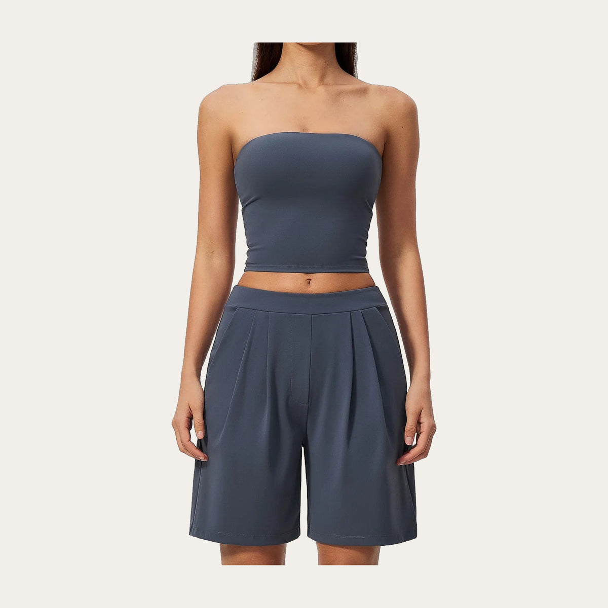 Conjunto de yoga Sukha Flow da Shamar azul-acinzentado: top cai-cai e calções largos em fundo de estúdio