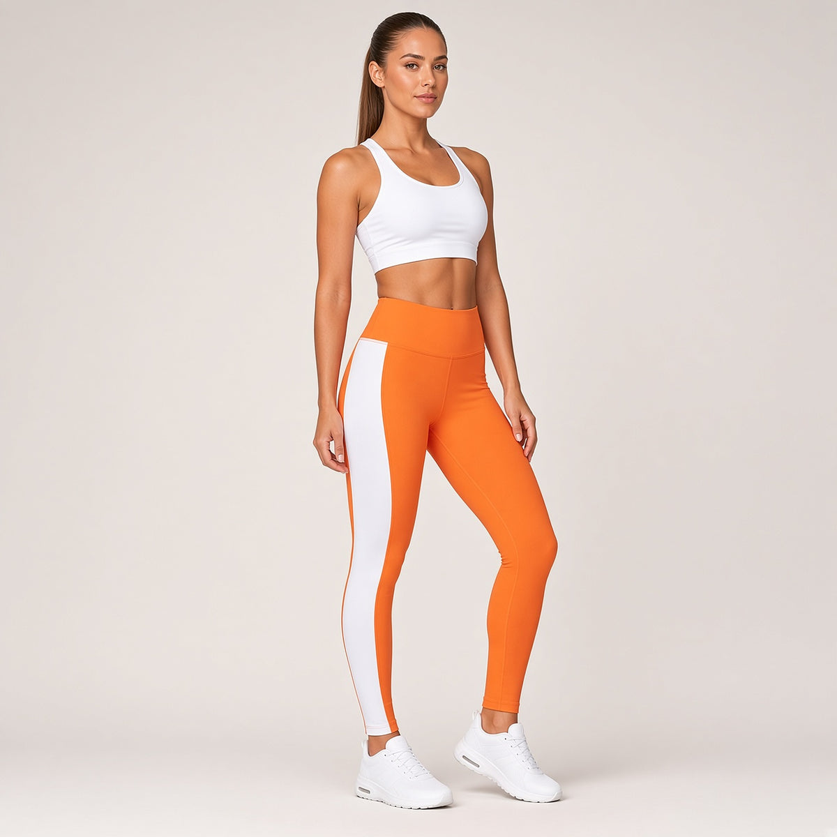Agni Flow – calças de yoga laranja com faixa lateral branca, vista de corpo inteiro