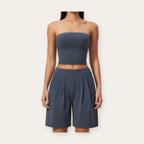 Conjunto de yoga Sukha Flow da Shamar azul-acinzentado: top cai-cai e calções largos, vista de frente