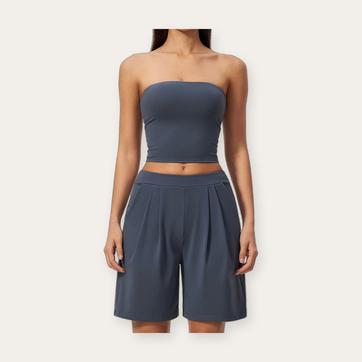Conjunto de yoga Sukha Flow da Shamar azul-acinzentado: top cai-cai e calções largos, vista de frente