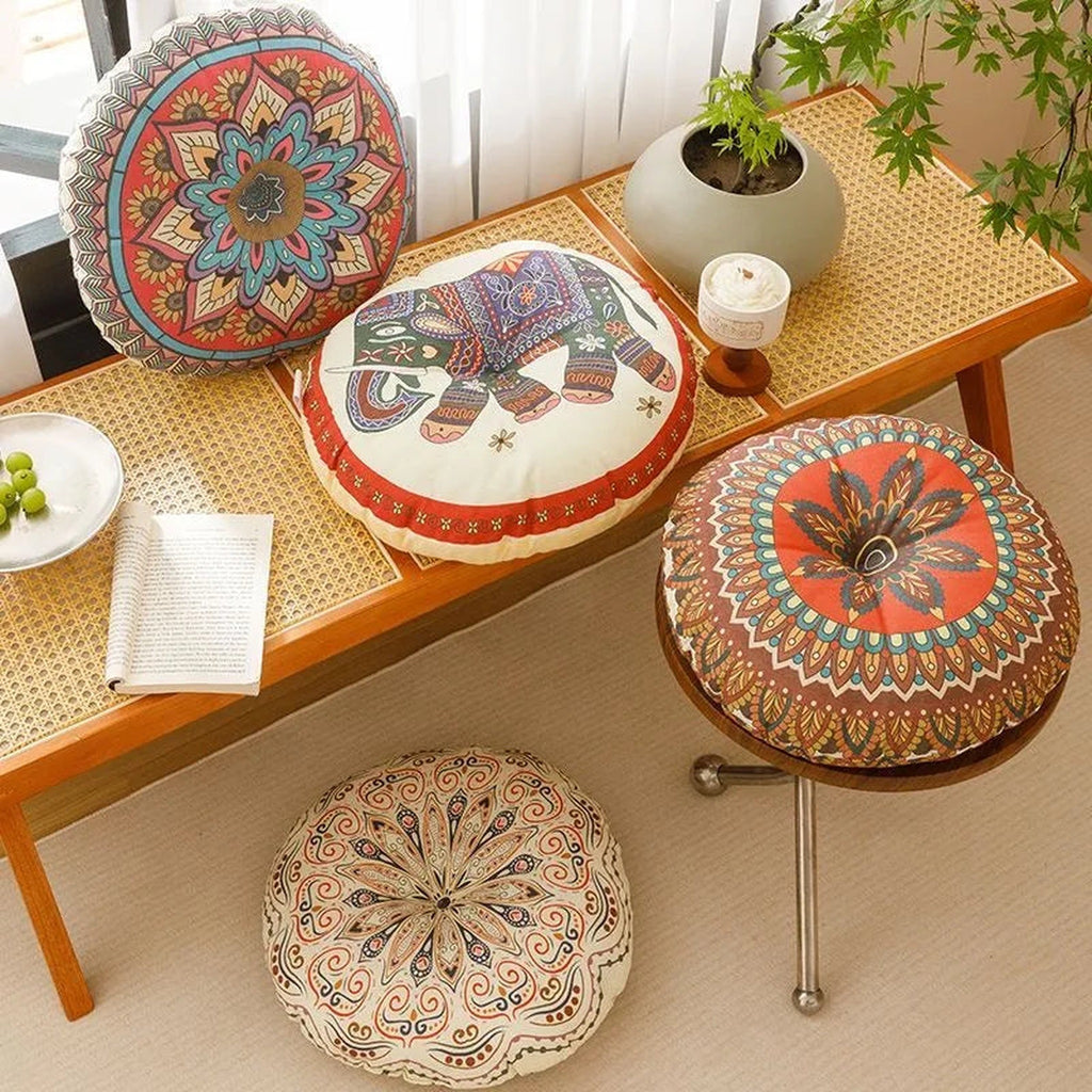 Almofada de meditação Shlama Rest da Shamar: vários padrões boho numa sala com cadeira
