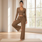 Dhara – Conjunto de Yoga com Top de Manga Comprida e Calças Largas – Pose da árvore em estúdio de yoga