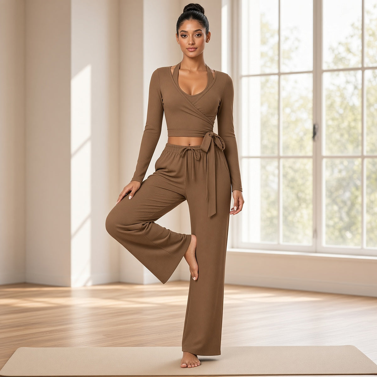 Dhara – Conjunto de Yoga com Top de Manga Comprida e Calças Largas – Pose da árvore em estúdio de yoga