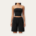 Conjunto de yoga Sukha Flow da Shamar preto: top cai-cai e calções largos, vista de frente