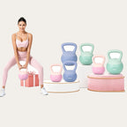 Mulher a treinar com kettlebell macio rosa junto ao conjunto de pesos de 2 a 12 kg