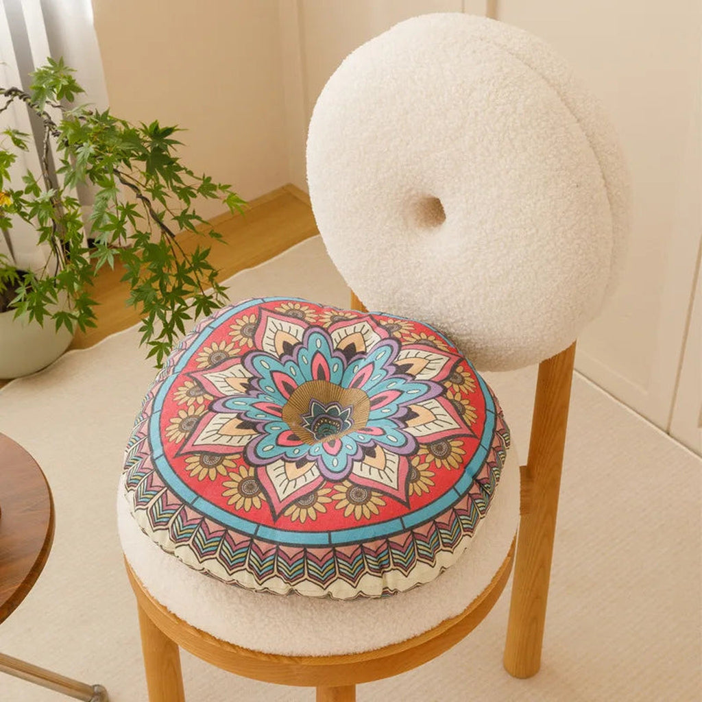 Almofada de meditação Shlama Rest da Shamar com mandala laranja e azul numa cadeira