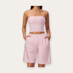 Conjunto de yoga Sukha Flow da Shamar rosa cerejeira: top cai-cai e calções largos, vista de frente