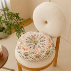 Almofada de meditação Shlama Rest da Shamar com mandala creme numa cadeira