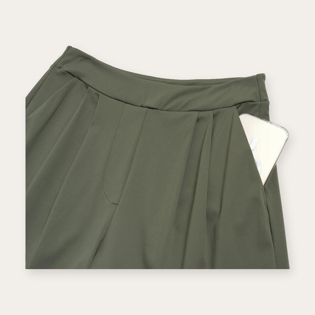 Conjunto de yoga Sukha Flow da Shamar: detalhe do bolso dos calções verde floresta