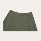 Conjunto de yoga Sukha Flow da Shamar: detalhe das pregas dos calções verde floresta