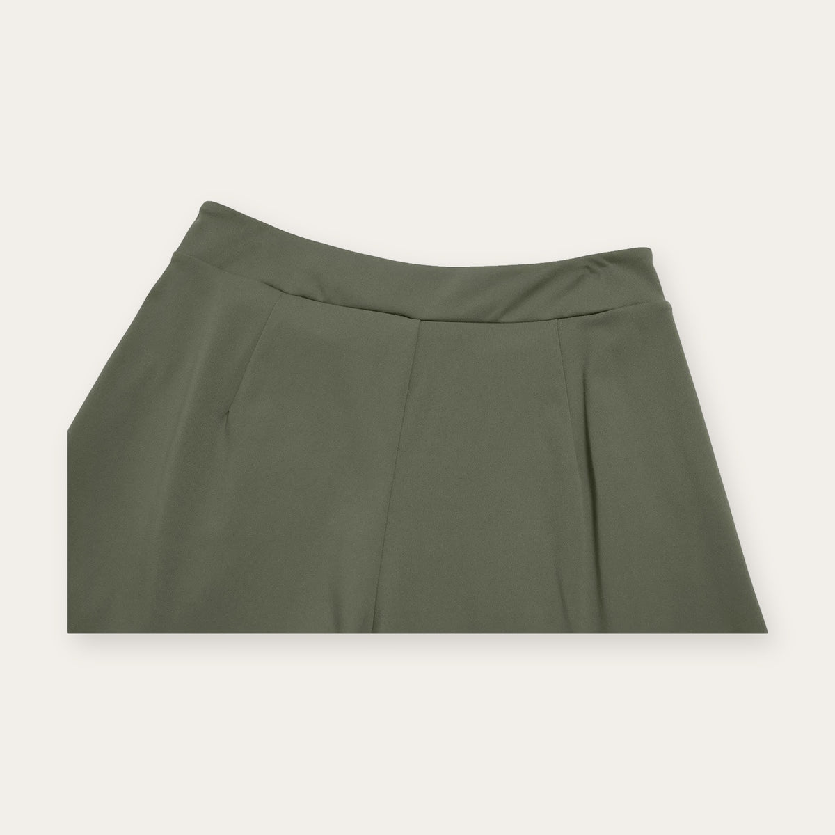 Conjunto de yoga Sukha Flow da Shamar: detalhe das pregas dos calções verde floresta