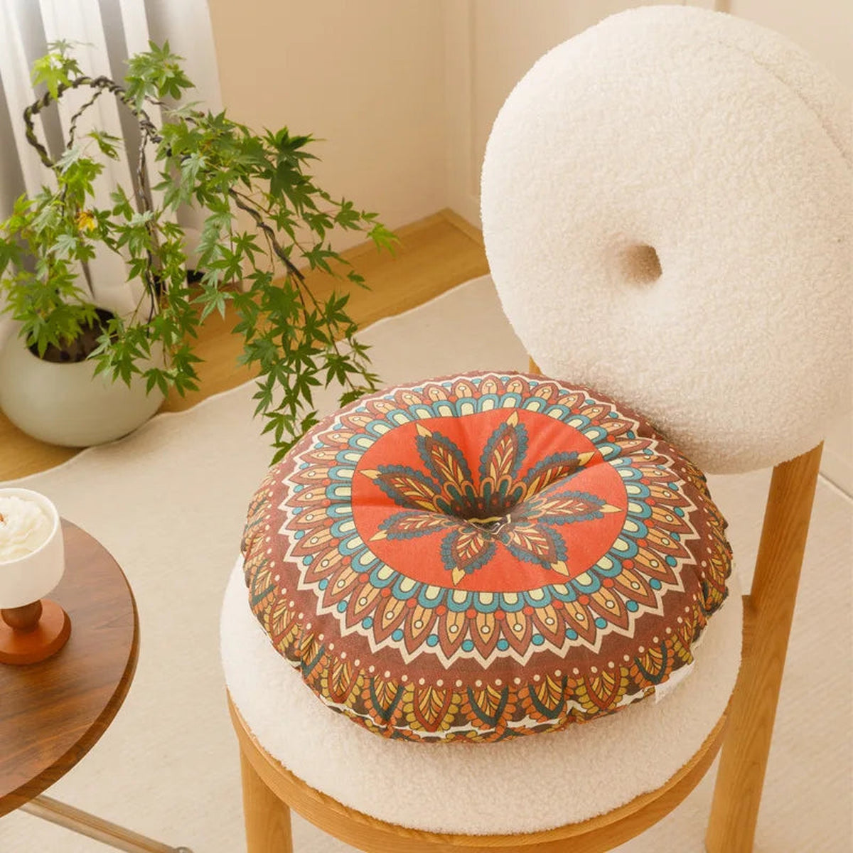 Almofada de meditação Shlama Rest da Shamar com mandala terracota numa cadeira