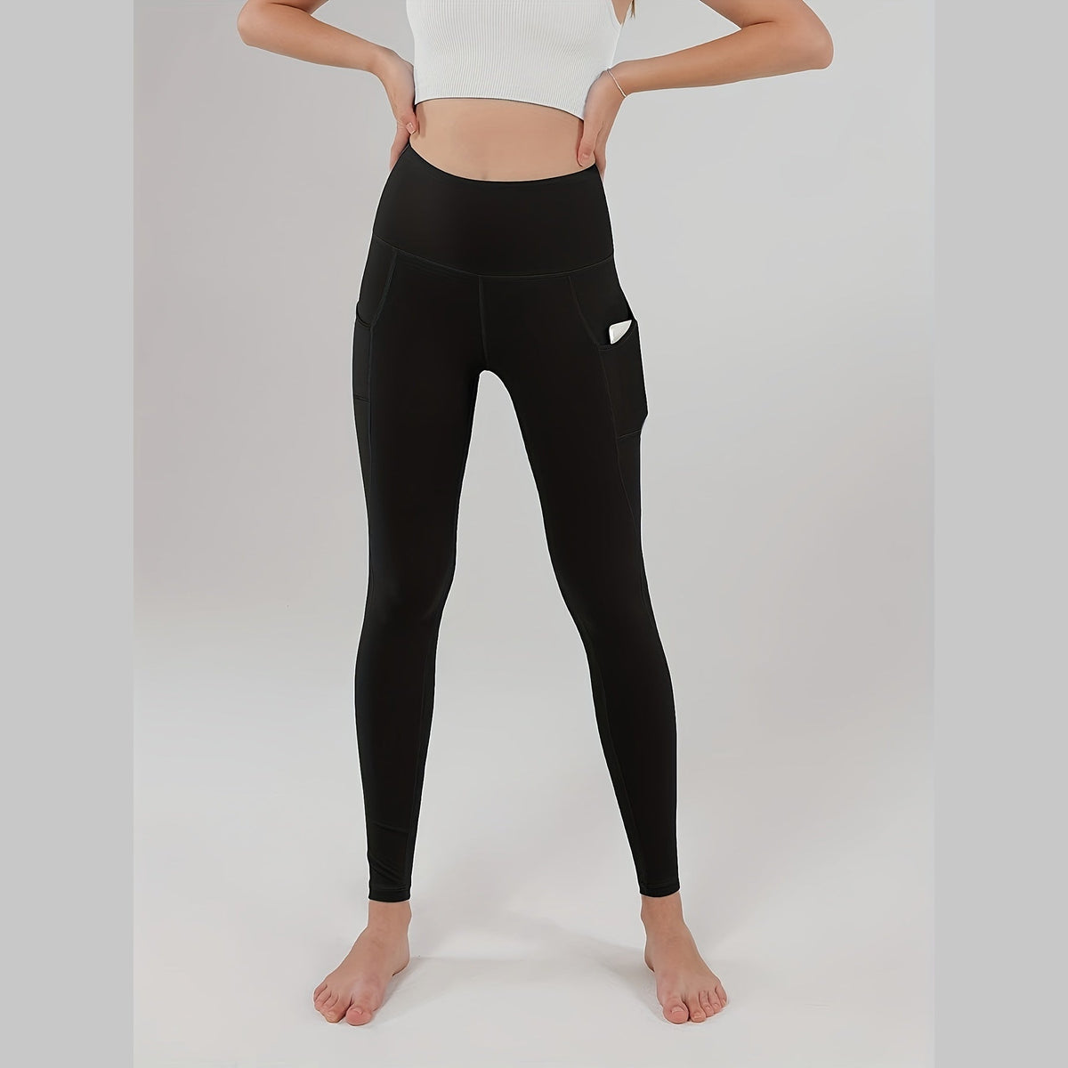 Leggings LumiHeat pretas de cintura alta com top branco – vista de frente