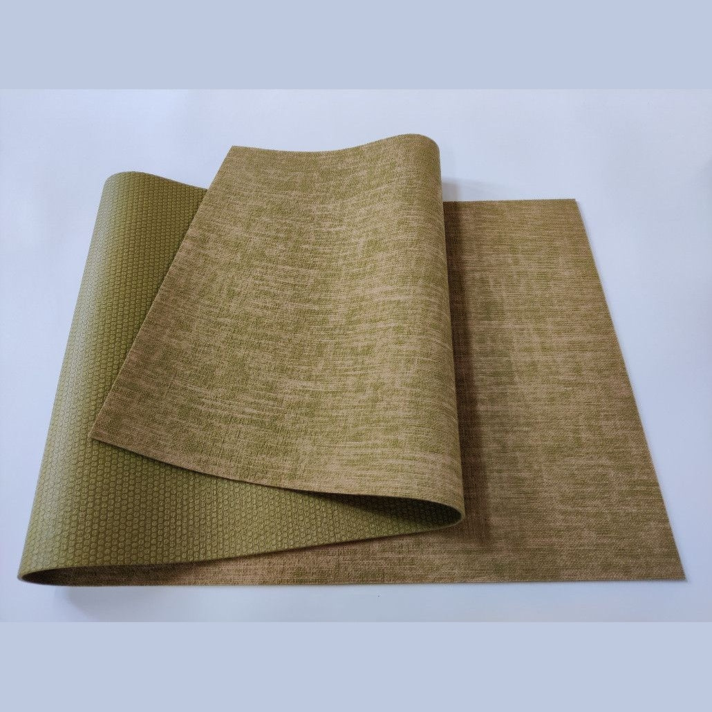 Tapete Anahra Earth em linho natural verde-oliva dobrado – vista do produto