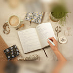 Mulher a escrever no caderno Shama Notes aberto numa mesa – lifestyle