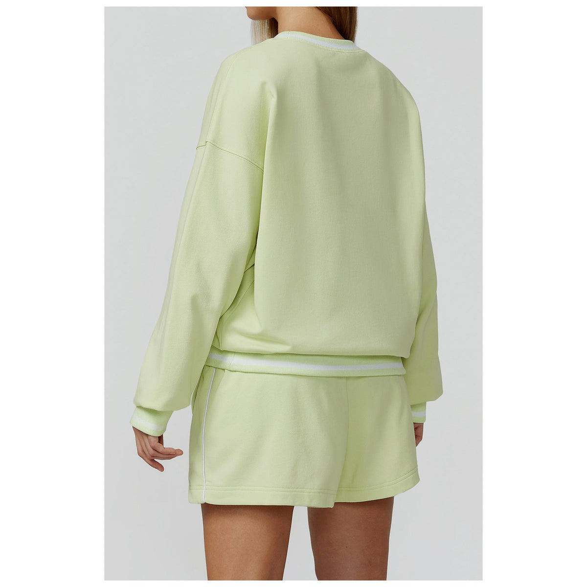 Camisola Shlama Ease verde-lima com debrum branco e calções – vista de frente