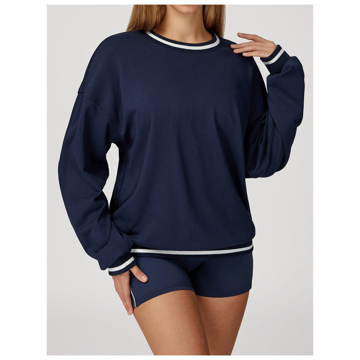 Camisola Shlama Ease azul-marinho com debrum branco e calções – vista de frente