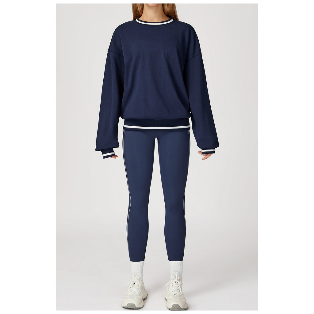 Camisola Shlama Ease azul-marinho com leggings e ténis brancos – vista de frente