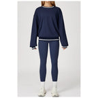Camisola Shlama Ease azul-marinho com leggings e ténis brancos – vista de frente