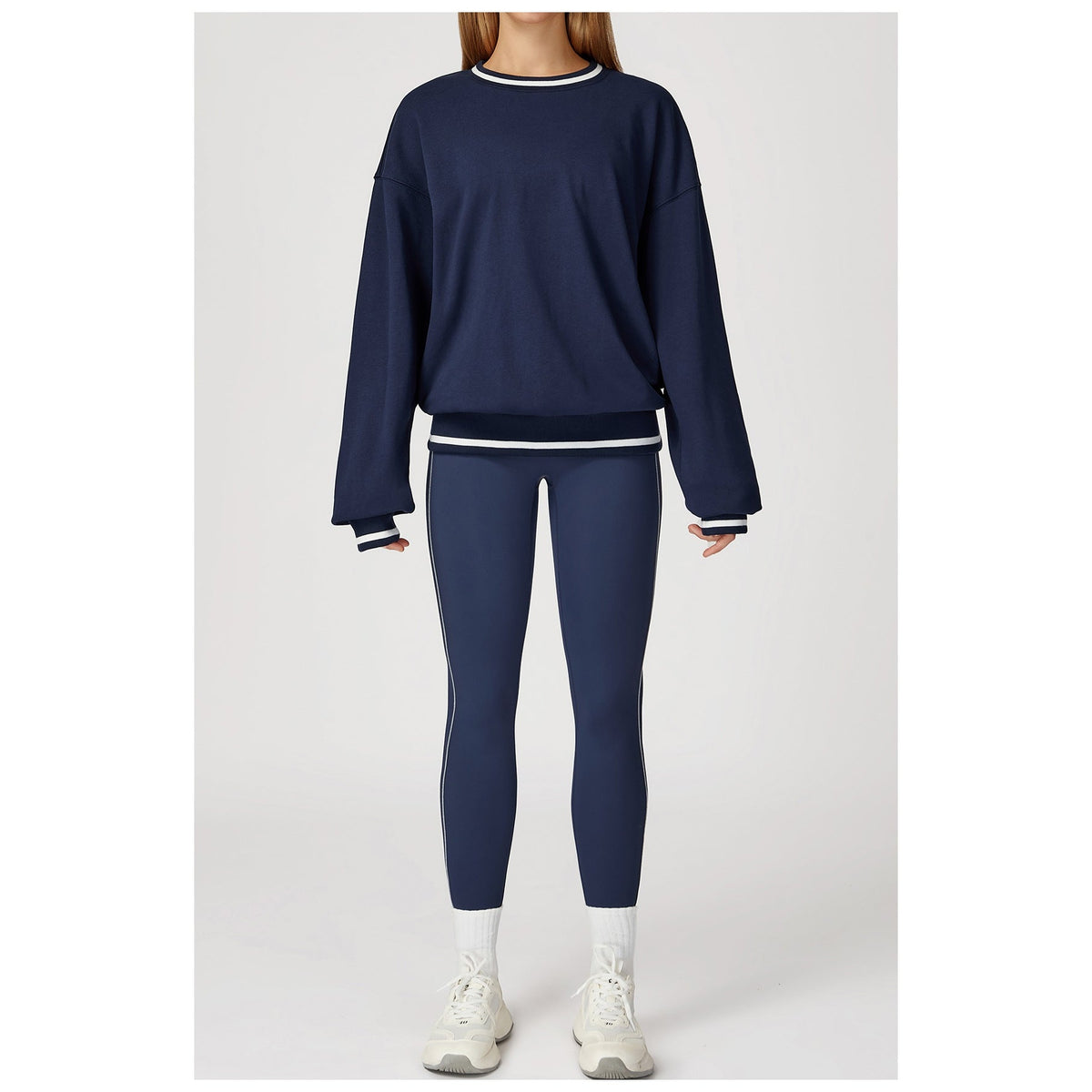 Camisola Shlama Ease azul-marinho com leggings e ténis brancos – vista de frente