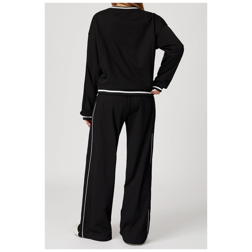 Camisola Shlama Ease preta com calças de debrum branco – vista de frente