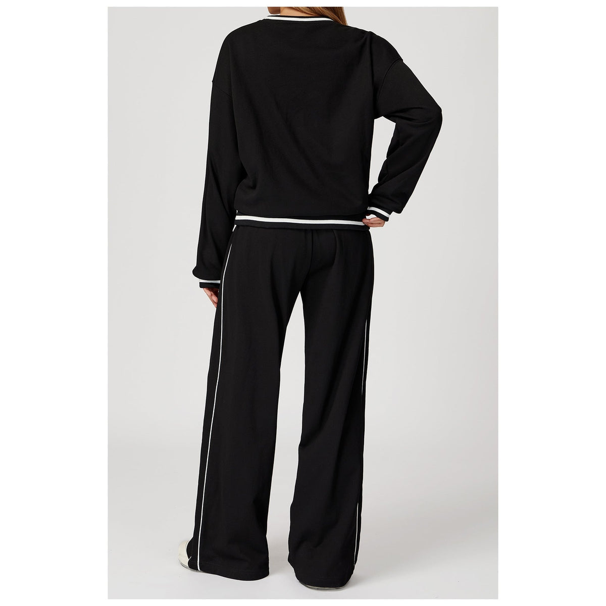 Camisola Shlama Ease preta com calças de debrum branco – vista de frente