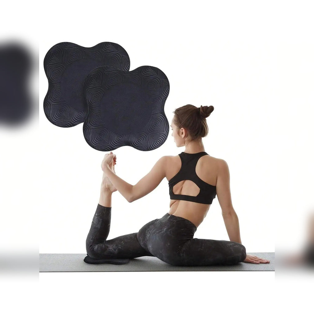 Apoios PranaSoft Duo pretos e mulher em postura de yoga – lifestyle
