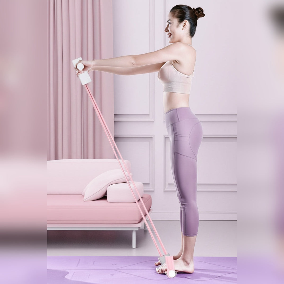 Mulher a treinar em pé com o Yoga Core Trainer rosa numa sala clara – lifestyle