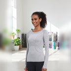 Mulher com t-shirt Ayela Breeze cinzenta de manga comprida num estúdio – lifestyle