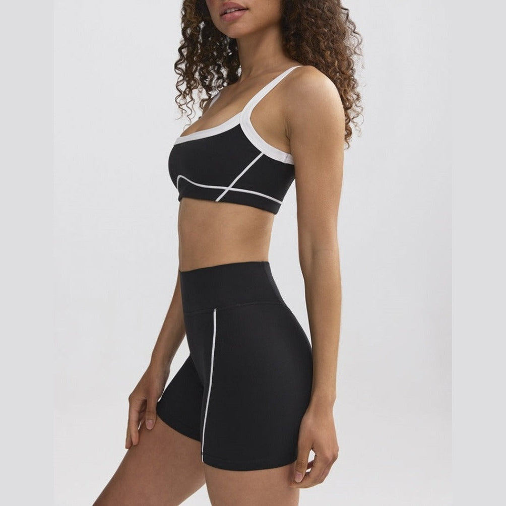 Conjunto Yara Vitality preto com top e calções – vista lateral