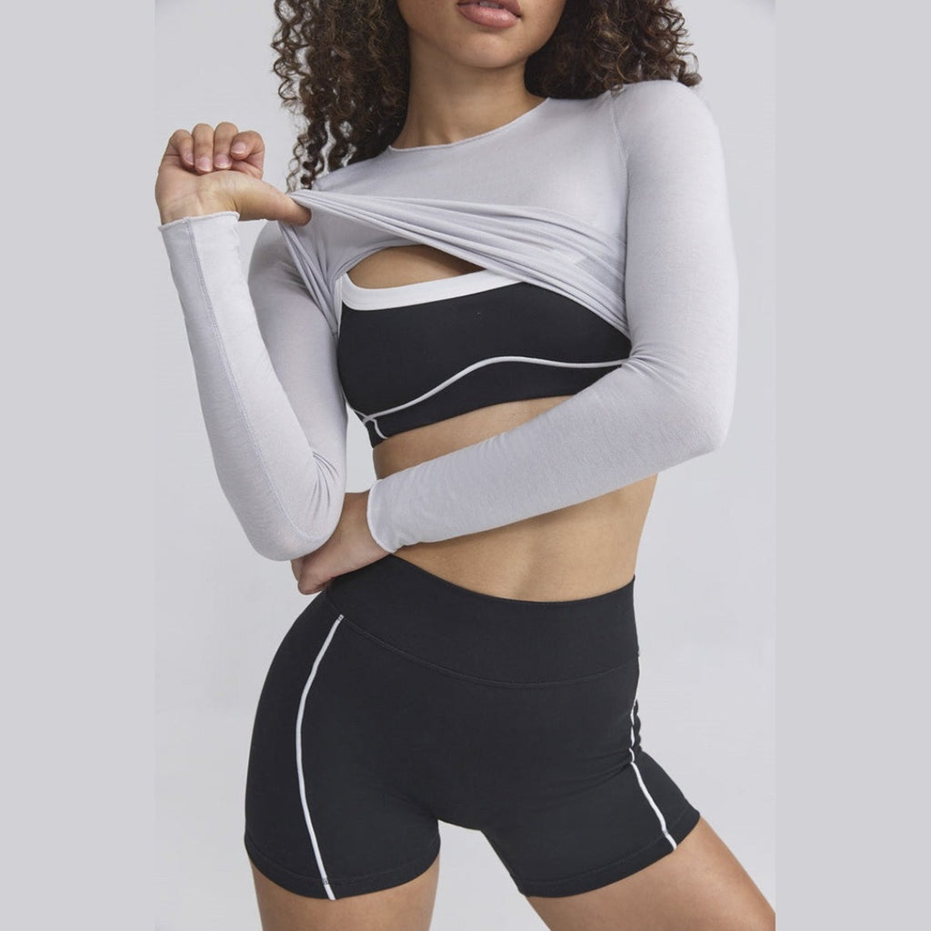 Conjunto Yara Vitality preto com casaco cinzento – lifestyle