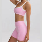 Conjunto Yara Vitality rosa com top e calções – vista lateral