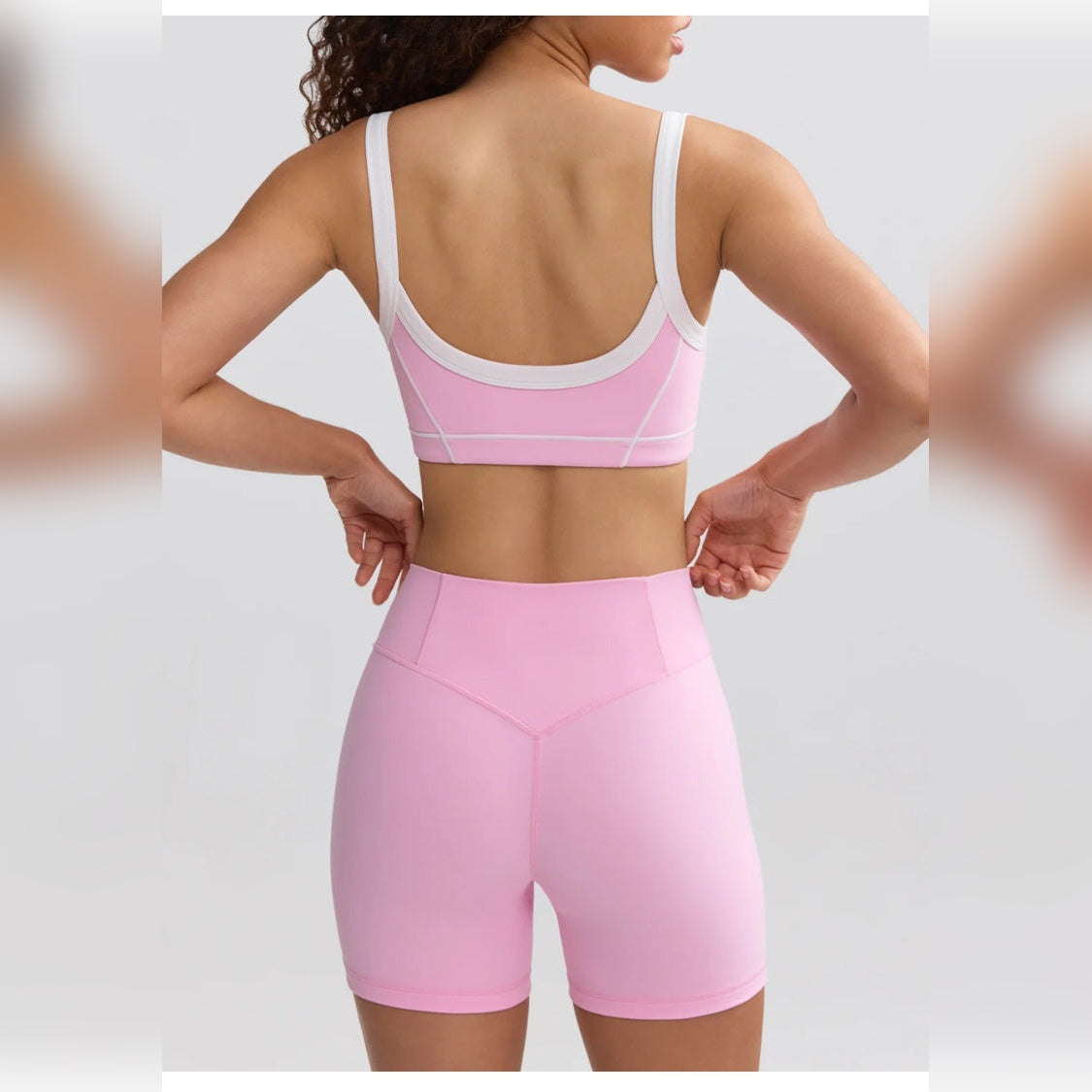 Conjunto Yara Vitality rosa com top e calções – vista de costas