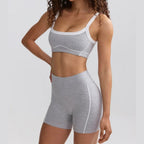 Conjunto Yara Vitality cinzento com top e calções – vista lateral