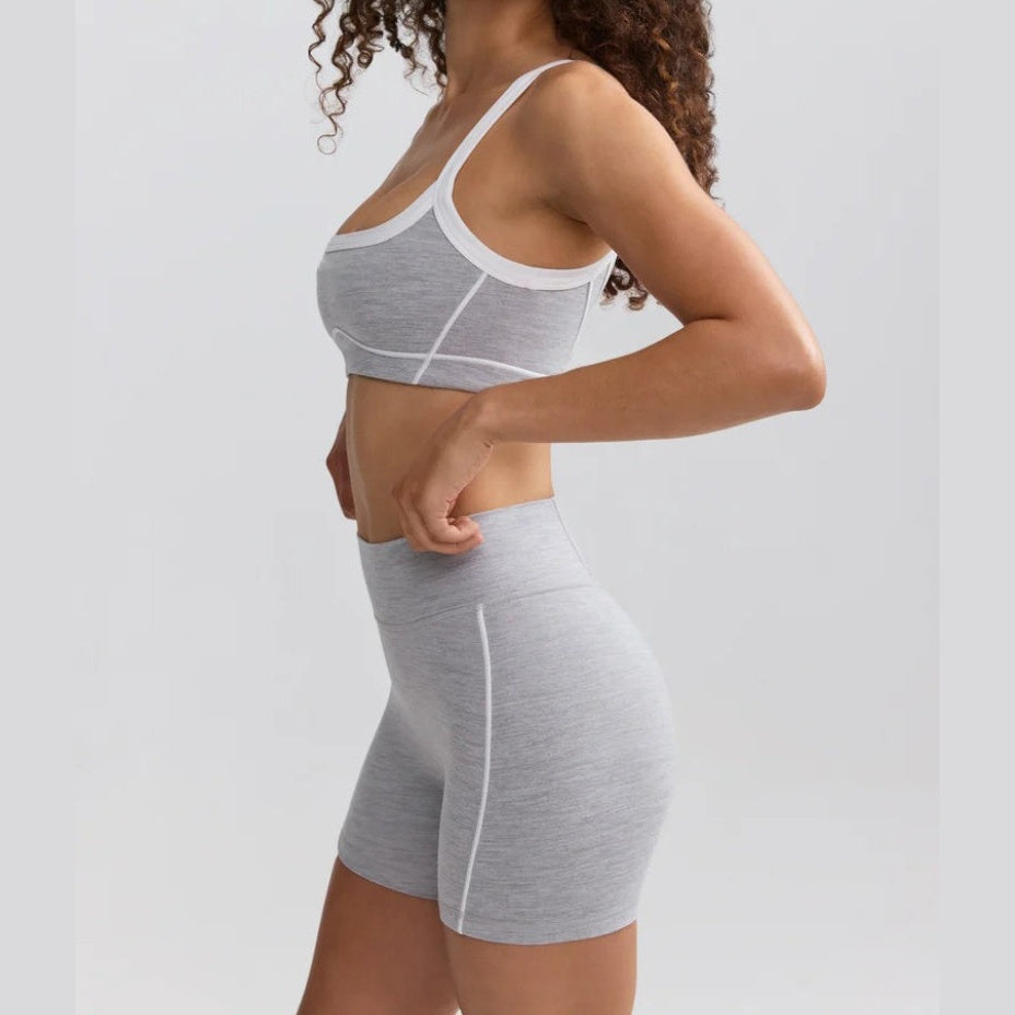 Conjunto Yara Vitality cinzento com top e calções – vista lateral