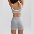 Conjunto Yara Vitality cinzento com top e calções – vista de costas
