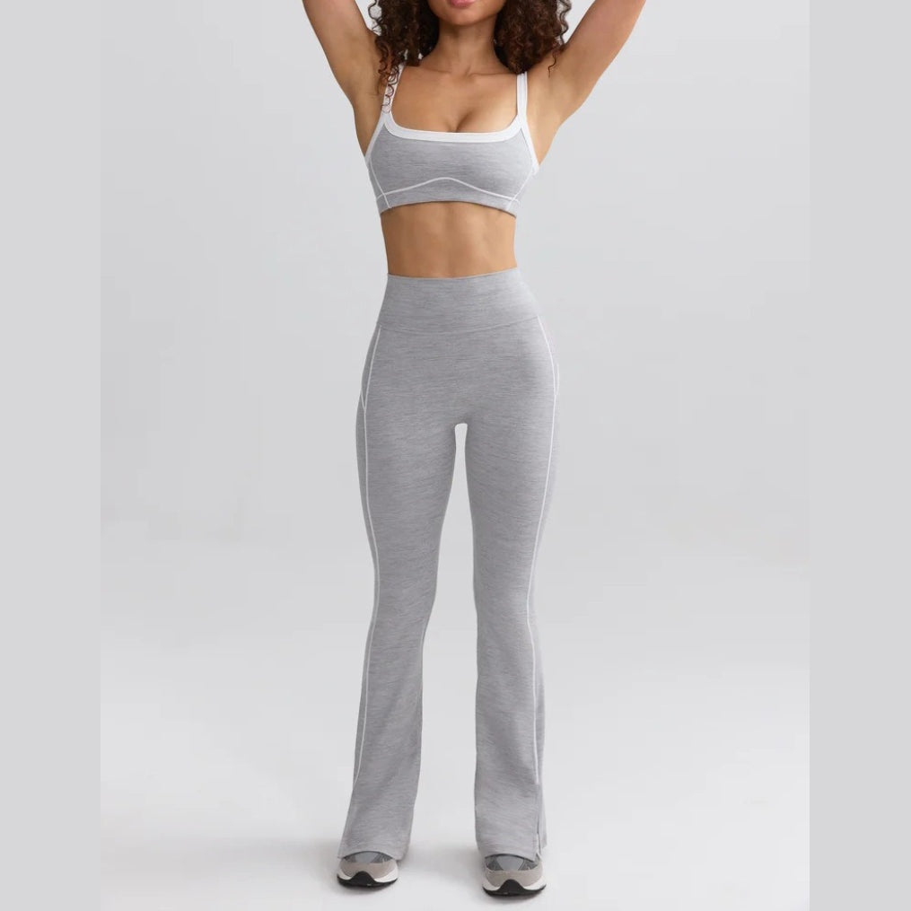 Conjunto Yara Vitality cinzento com calças à boca de sino – vista de frente