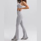Conjunto Yara Vitality cinzento com calças à boca de sino – vista lateral