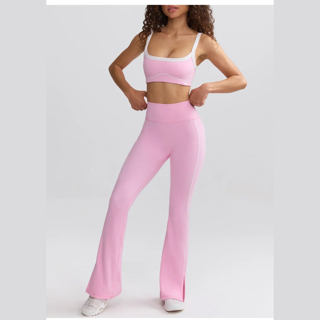 Conjunto Yara Vitality rosa com calças à boca de sino – vista de frente
