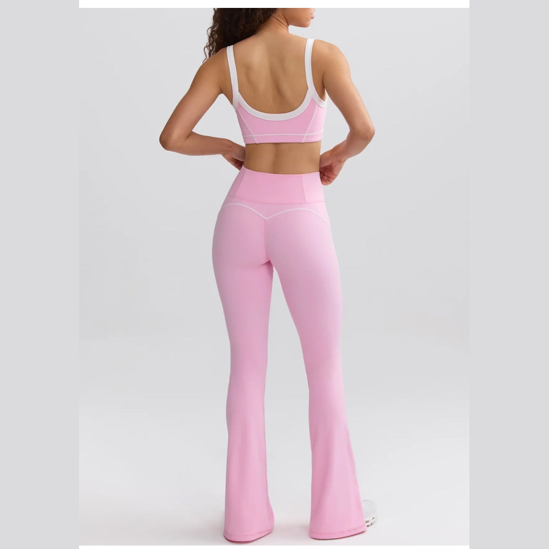 Conjunto Yara Vitality rosa com calças à boca de sino – vista de costas