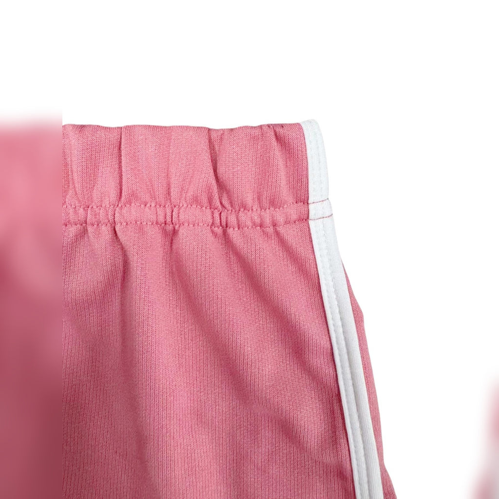 Detalhe do tecido rosa e acabamento branco dos calções Dolphin Prana