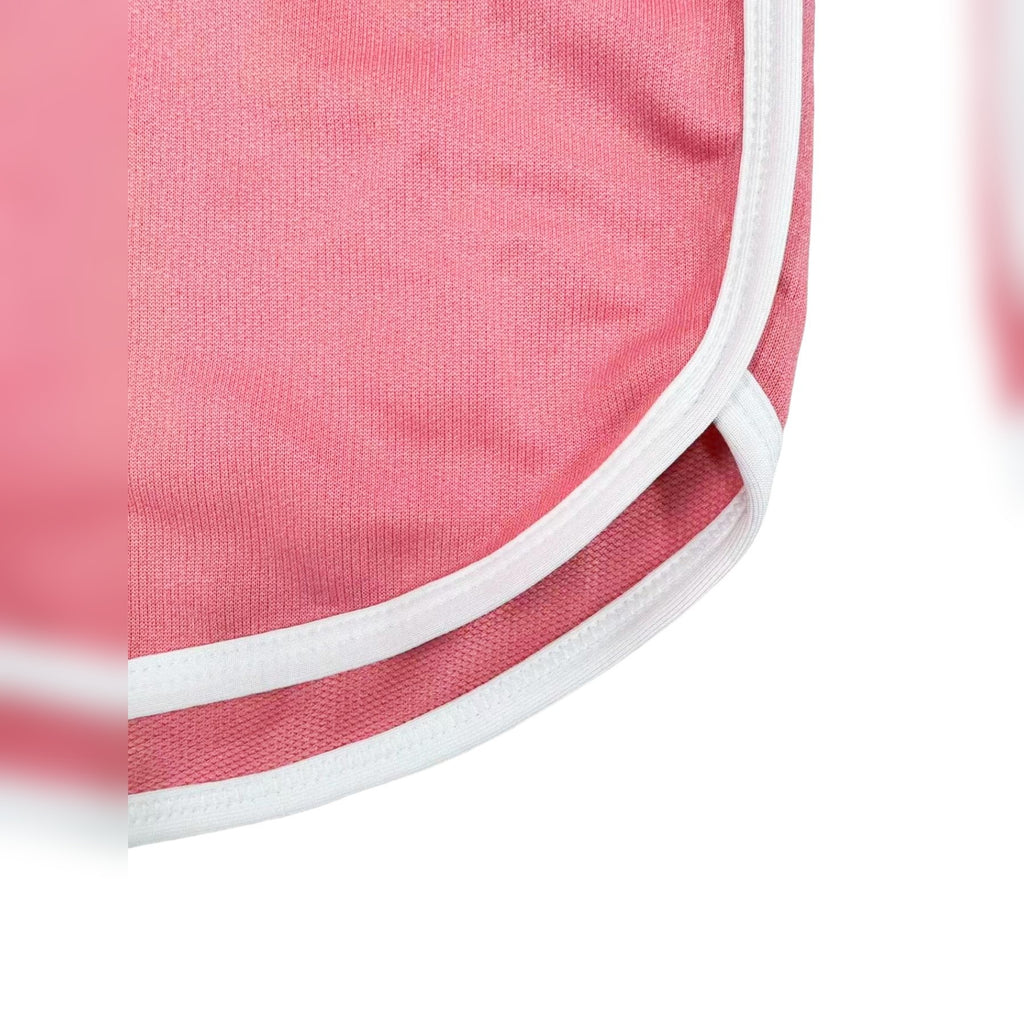 Pormenor do vivo branco na bainha dos calções Dolphin Prana cor-de-rosa