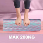 Pés sobre o rolo de espuma Moksha Roll com carga máxima indicada – detalhe