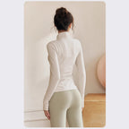 Casaco de treino Bhakti Cover branco com fecho e leggings – vista de costas