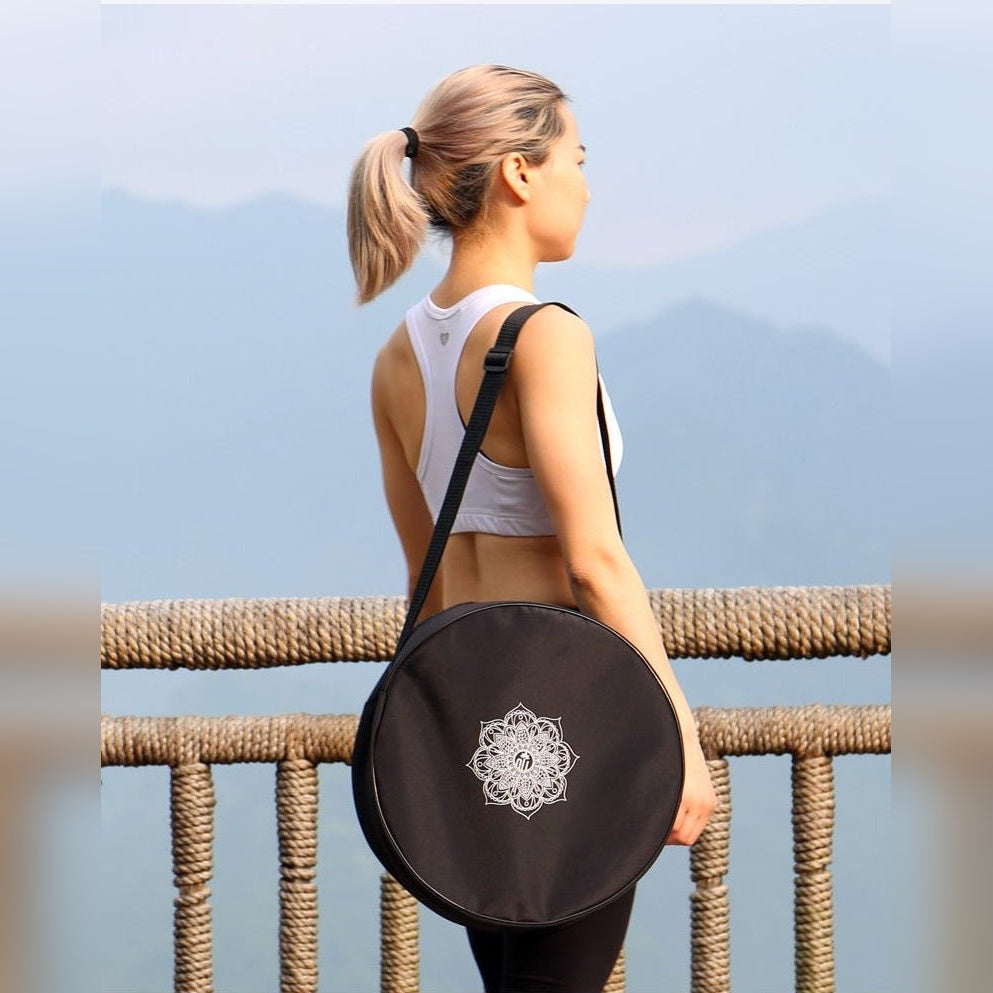 Mulher com a mochila Padma Bag preta ao ombro ao ar livre – lifestyle