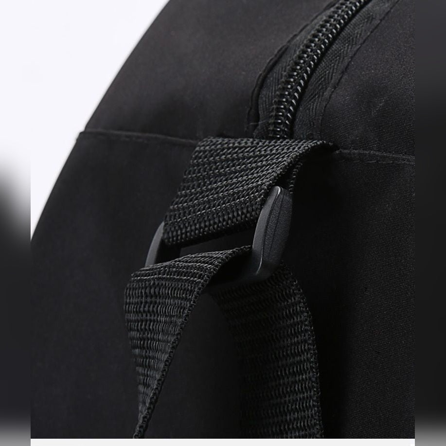 Alça e fecho da mochila Padma Bag preta – detalhe