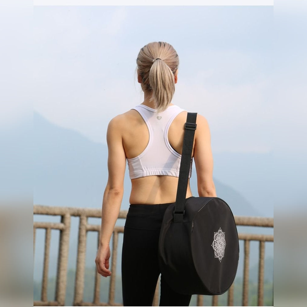 Mulher com a mochila Padma Bag preta às costas – lifestyle