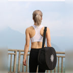 Mulher com a mochila Padma Bag preta às costas – lifestyle