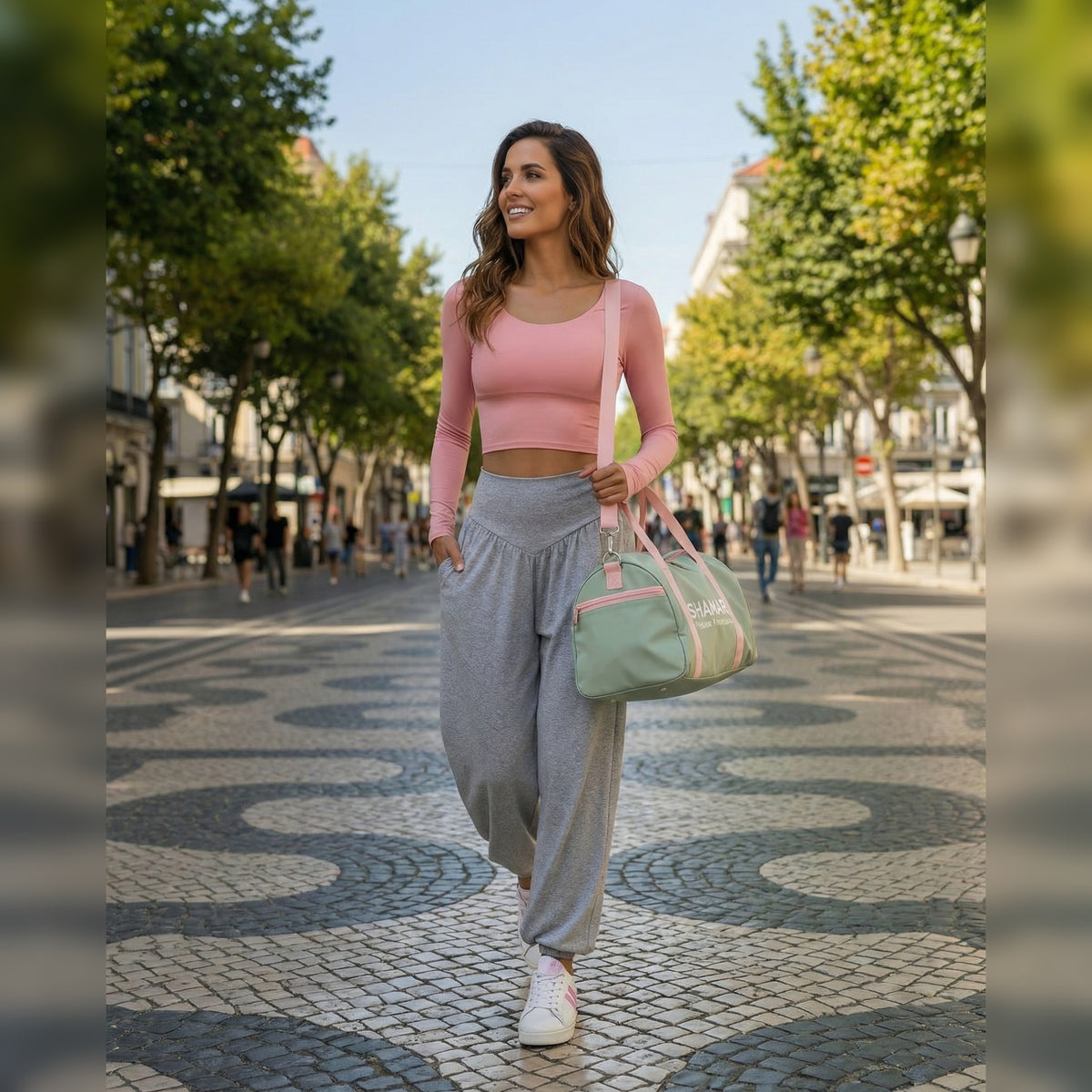 Mala de yoga Shamar Flow verde-clara levada à mão numa calçada portuguesa – lifestyle