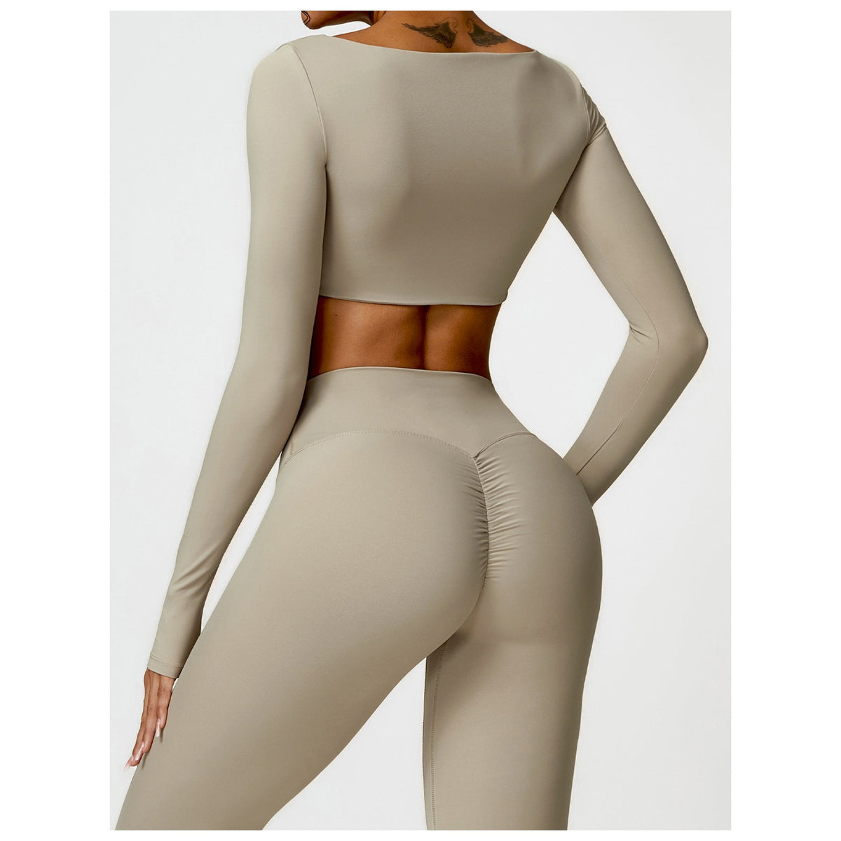 Blusa de performance Sutra Fit cor de café com calções – vista de costas